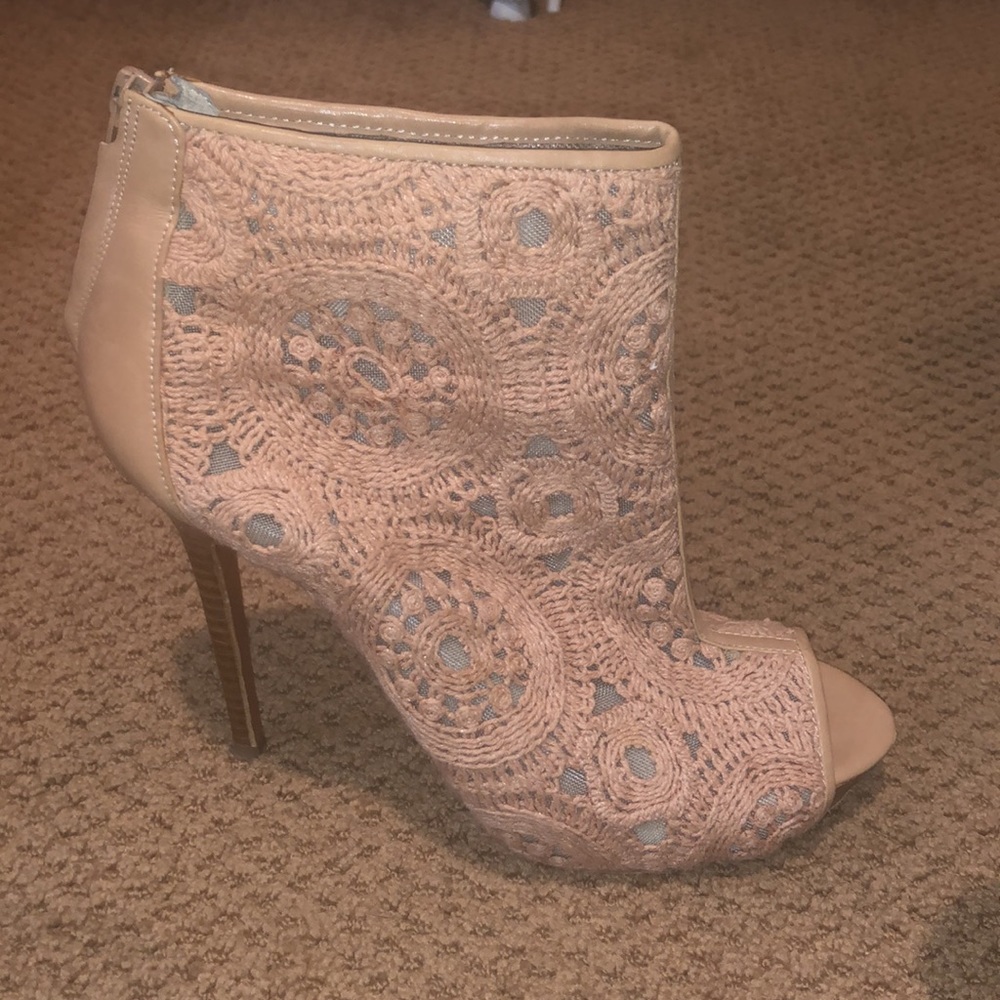 Charles David nude peep toe crochet bootie size9 1/2 mesh great shoe4all seasons